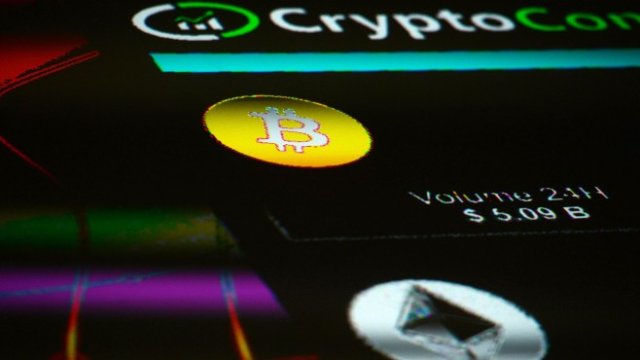 <p>
	Биткойнът продължава да поскъпва силно.&nbsp;<em>Снимка: Bloomberg L.P.</em></p>
