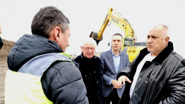 <p>
	Министър-председателят Бойко Борисов посети на място строежа на трасето. <em>Снимка: МС</em></p>
