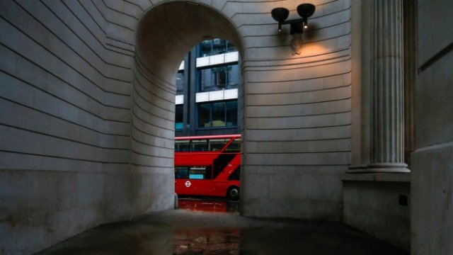 <p>
	Сградата на Английската централна банка. Снимка: Hollie Adams/Bloomberg</p>
