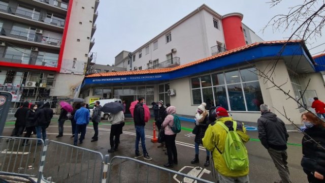 <p>
	<em>Опашка от чакащи за ваксиниране вчера пред &quot;Пирогов&quot;. Снимка: БГНЕС</em></p>

