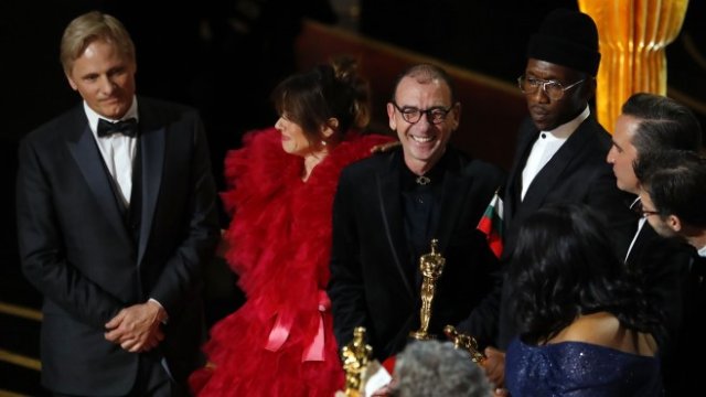 <p>
	Режисьори и продуценти на &quot;Зелената книга&quot;. Димитър Маринов, който играе един от музикантите във филма, носеше в джоба на сакото си българското знаме. Снимка: Ройтерс</p>
