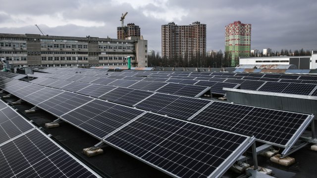 Соларен покрив в центъра на Киев. Снимка: Julia Kochetova/Bloomberg