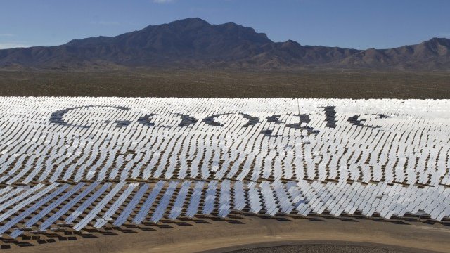 <p style="text-align: justify;">
	Електроцентралата Ivanpah се намира в близост до границата между щатите Калифорния и Невада. <em>Снимка: Ройтерс</em></p>
