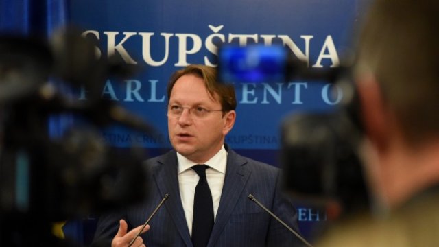 <p>
	Оливер&nbsp;Вархеи по време на посещението си в Подгорица, Черна Гора. <em>Снимка:&nbsp;&nbsp;EPA/BORIS PEJOVIC</em></p>
