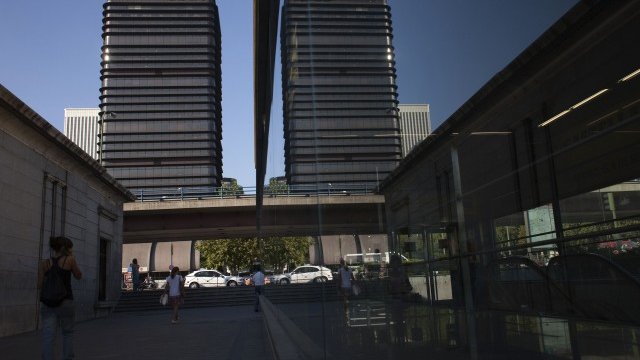 <p>
	Рейтингът на BBVA бе понижен от&nbsp;Standard &amp; Poor&#39;s и Fitch.<em> Снимка: Ройтерс</em></p>
