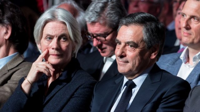 <p>
	<em>Пенелъпи и Франсоа Фийон. Снимка:&nbsp;Christophe Morin/Bloomberg</em></p>
