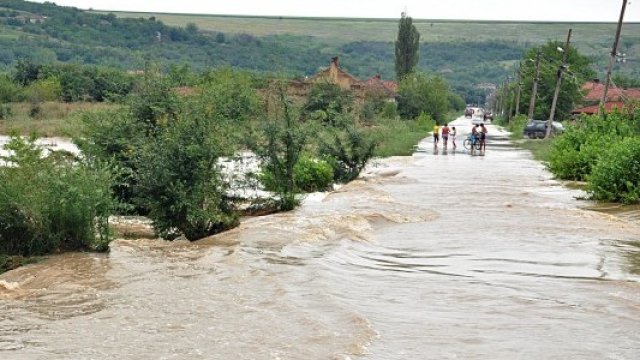 <p>
	Над 500 души от Мизия са евакуирани заради преливането на река Скът. <em>Снимка: БТА</em></p>
