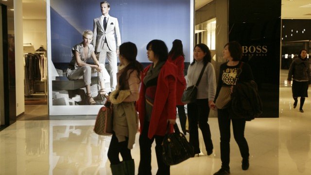 <p>
	Магазин на Hugo Boss в Пекин. <em>Снимка: Ройтерс</em></p>
