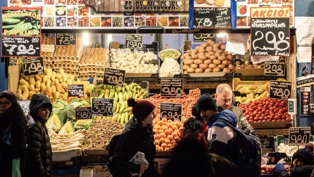 Продавач обслужва клиенти на щанд за плодове и зеленчуци в Будапеща. Снимка: Akos Stiller/Bloomberg