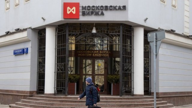 <p>
	Сградата на борсата в Москва. <em>Снимка: Bloomberg&nbsp;</em></p>
