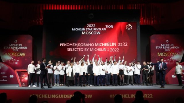 <p>
	Церемонията по награждаването на ресторантите и главните готвачи на Москва, както и представянето на първия гид Michelin за Москва. <em>Снимка: Vyacheslav ProkofyevTASS via Getty Images</em></p>
