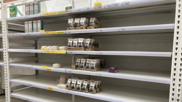 <p>
	Празни рафтове в супермаркет в Москва. <em>Снимка: Christian Thiele/picture alliance via Getty Images</em></p>
