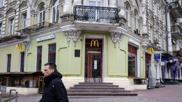 <p>
	Затворен ресторант на McDonald&#39;s. <em>Снимка: Bloomberg</em></p>
