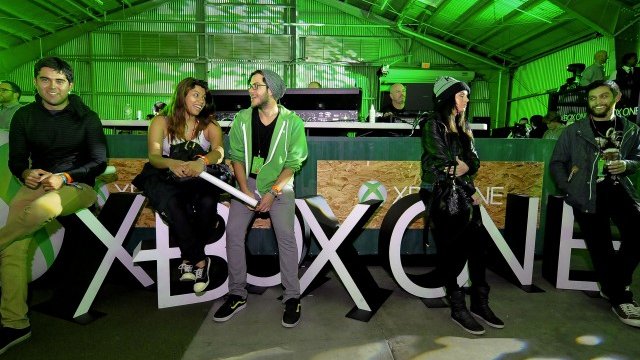 <p>
	Фенове на&nbsp;Xbox One в Лос Анджелис в очакване на старта на продажбите. <em>Снимка: Ройтерс</em></p>
