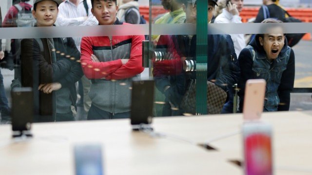 <p>
	Нетърпеливите пред магазин на Apple в Токио. <em>Снимка: Ройтерс</em></p>
