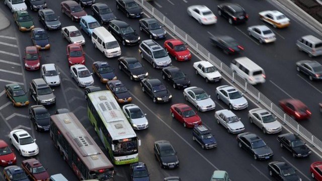 <p style="margin-bottom: 0cm">
	Задръстване в Пекин. <em>Снимка: Ройтерс</em></p>
