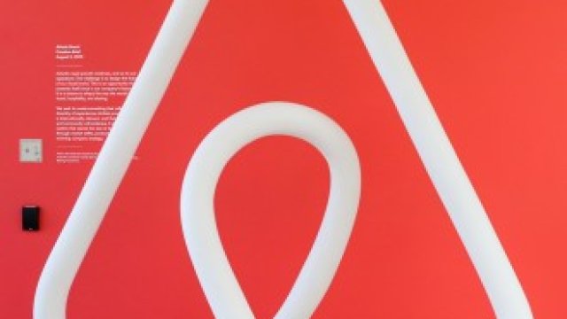 <p>
	Жена говори по телефона в централата на Airbnb в Сан Франциско.&nbsp;<em>Снимка: Архив Ройтерс</em></p>
