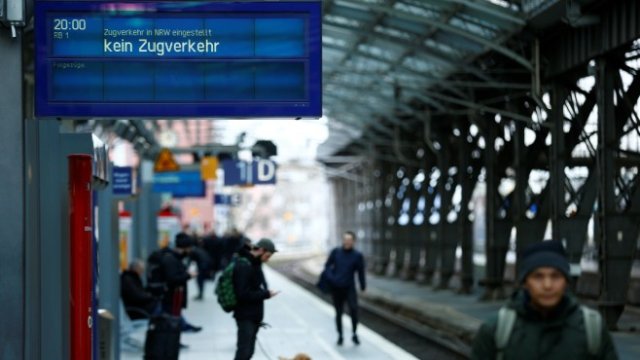 <p>
	Заради бурята беше отменена голяма част от жп транспорта. <em>Снимка: Ройтерс</em></p>
