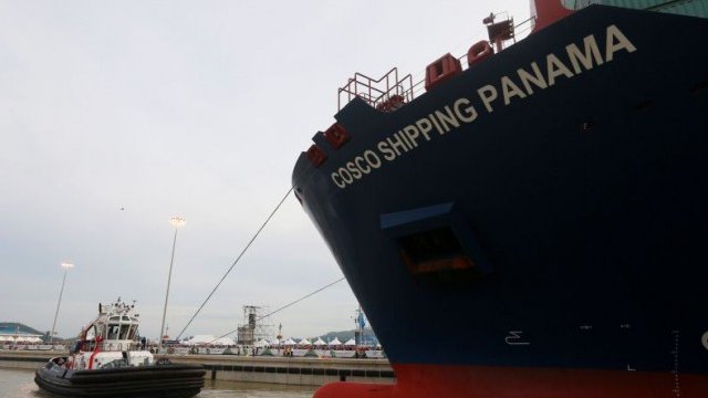 <p>
	Cosco Shipping Panama преминава през новото съоръжение. <em>Снимка: Ройтерс</em></p>
