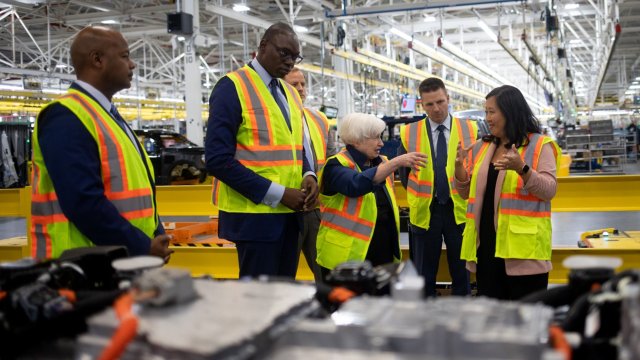 Американският финансов министър Джанет Йелън в завод на Ford. Снимка: Emily Elconin/Bloomberg