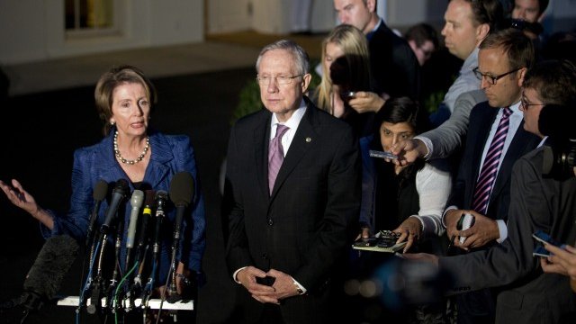 <p>
	Нанси Пелоси и Хари Рийд правят изявление след срещата при Обама. <em>Снимка: Ройтерс</em></p>
