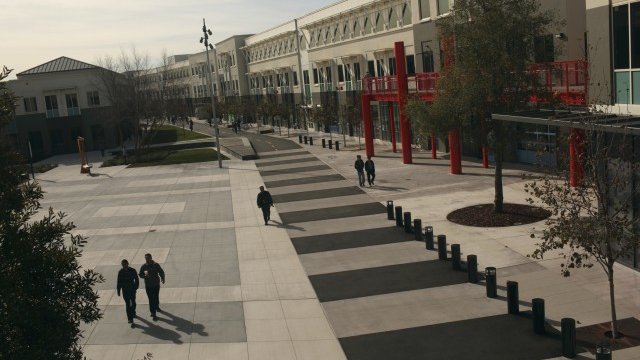 <p>
	Велоалеята в работния кампус на Facebook - Менло Парк.&nbsp;<em>Снимка: Ройтерс</em></p>
