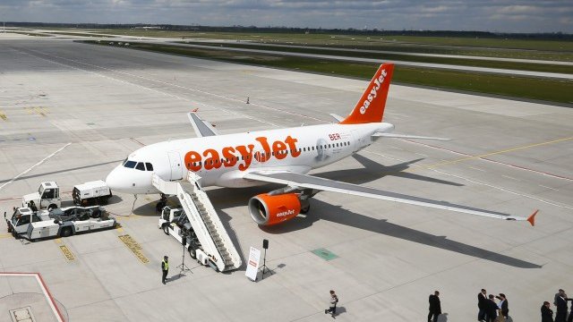 <p>
	Самолет на авиокомпанията на берлинското летище &quot;Бранденбург&quot;. <em>Снимка: Архив Ройтерс</em></p>
