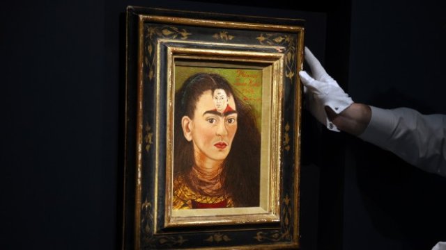 <p>
	Автопортретът на Кало. <em>Снимка: EPA/JASON SZENES</em></p>
