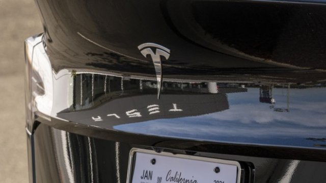 <p>
	Мъск е продал около 7,3 млн. акции на Tesla на стойност около 7,8 млрд. долара за няколко дни.&nbsp;<em>Снимка: David Paul Morris/Bloomberg</em></p>
