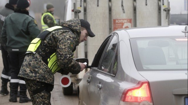 <p>
	Литовски граничари на границата с Латвия. <em>Снимка: Ройтерс</em></p>
