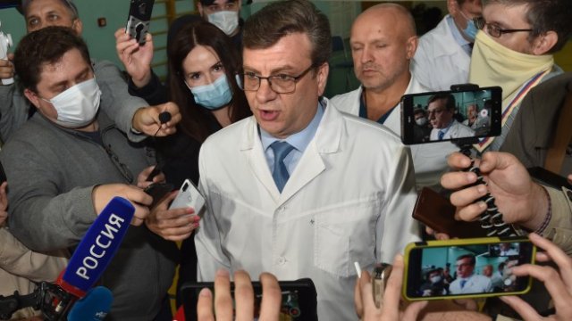 <div>
	Главният лекар на болницата за спешна медицинска помощ -1 в Омск Александър Мураховски разговаря с медиите след консилиум с московски специалисти по случая Навалски в Омск, Русия. Снимка<em>: EPA / MAXIM KARMAYEV</em></div>
