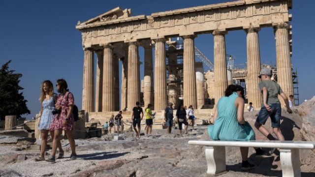 <p>
	Туристи разглеждат археологическия обект на Акропола в Атина, Гърция, в сряда, 22 юли 2020 г. Туризмът представлява около една пета от гръцката икономика и повече от една четвърт от работните места. <em>Снимка:&nbsp;Yorgos Karahalis/Bloomberg</em></p>
