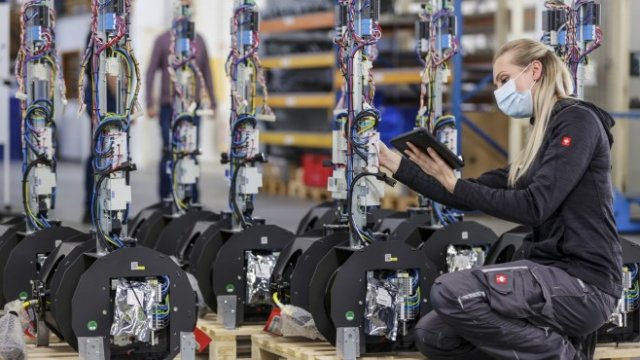 <p>
	Фабрика за производство на зарядни станции за електромобили на Qwello. <em>Снимка: Alex Kraus/Bloomberg</em></p>
