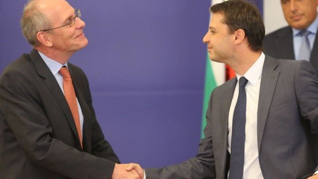 <p>
	<em>Министърът на икономиката Делян Добрев (вдясно) поздравява представителя на консорциума&nbsp;&quot;Тотал Е&amp;П България&quot; Б.В.Патрик Плуен с подписването на договора</em> &nbsp; &nbsp;Снимка: БТА</p>
