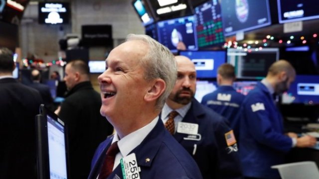 <p>
	Трейдърите на Wall Street са ентусиазирани от преминаването на рекордната за Dow Jones граница от 25 хил. пункта. <em>Снимка: Ройтерс</em></p>
