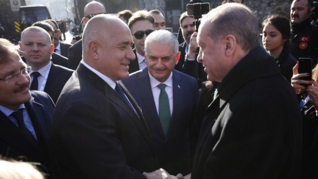 <p>
	Премиерът на България Бойко Борисов (вляво), президентът на Турция Реджеп Тайип Ердоган (вдясно ) и премиерът на Турция Бинали Йълдъръм (в средата) по време на откриването на реставрираната Желязна църква в Истанбул. <em>Снимка: Олег Попов, Investor Media Group</em></p>
<p>
	&nbsp;</p>
