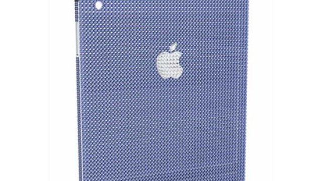 <p>
	Луксозният калъф притежава този наситен син цвят заради фините сини сапфири, с които е инкрустиран. <em>Снимка</em>: <em>The Natural Sapphire Company</em></p>
