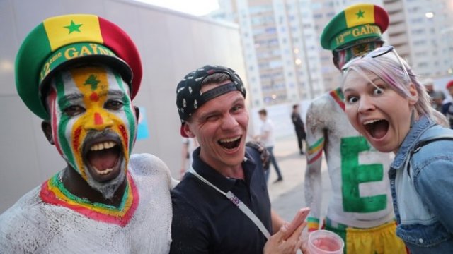 <p>
	Фенове от Сенегал край стадиона след мача с Япония, 24 юни 2018 г. <em>Снимка: Ройтерс</em></p>
