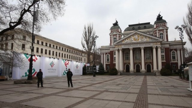 <p>
	Интерактивната палата пред Народния театър &quot;Иван Вазов&quot;. <em>Снимка: Олег Попов, Investor Media Group</em></p>
