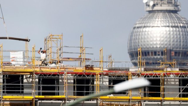 <p>
	Мащабна строителна дейност в центъра на Берлин. <em>Снимка: Ройтерс</em></p>
