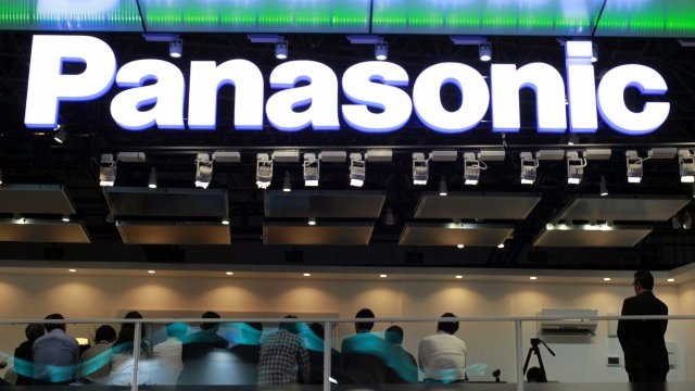 <p>
	Щандът на Panasonic на изложението в японския град Чиба. <em>Снимка: Ройтерс</em></p>
