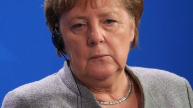 <p>
	Облаците над германския канцлер Ангела Меркел се сгъстяват. <em>Снимка: Krisztian Bocsi/Bloomberg</em></p>
