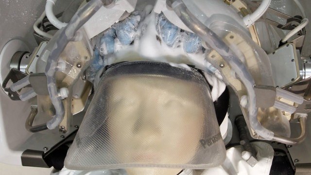 <p style="text-align: center; ">
	Роботът бе представен на започналото вчера изложение за роботика в Токио. <em>Снимка: Ройтерс</em></p>
