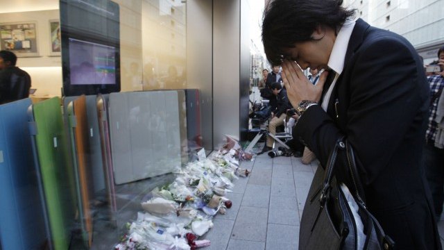 <p>
	В Токио отдават последна почит на Джобс.<em> Снимка: Ройтерс</em></p>
