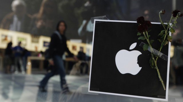 <p>
	Улицата пред магазин на Apple в Манхатън е застлана с цветя и снимки на Джобс. <em>Снимка: Ройтерс</em></p>
