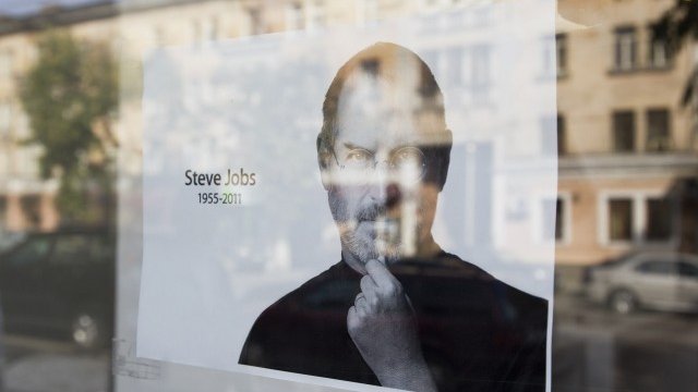 <p>
	Портрет на Стив Джобс на витрината на един от магазините на Apple. <em>Снимка: Ройтерс</em></p>
