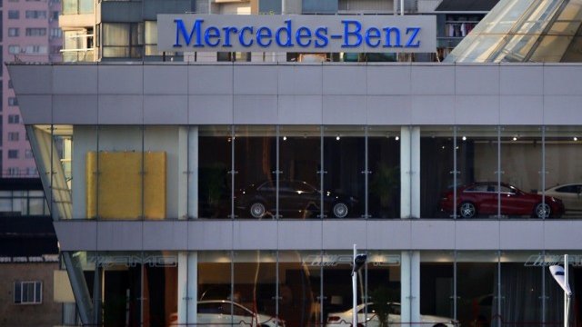 <p>
	Шоурум на Mercedes Benz в Шанхай. <em>Снимка: Ройтерс</em></p>
