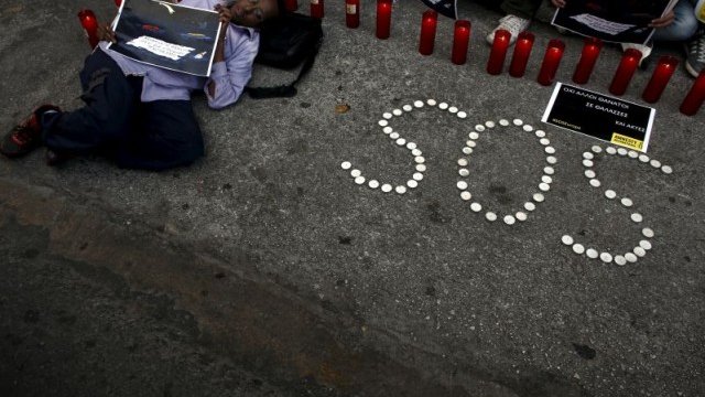 <p>
	Имигрант държи плакат с надпис: &quot;Спете спокойно, няма да дойдем, защото ще се удавим&quot; на демонстрация пред офиса на Европейската комисия в Атина. В Европа се проведе серия от подобни демонстрации през последните дни, за да се повиши осведомеността за смъртните случаи на бежанци. <em>Снимка: Ройтерс</em></p>
