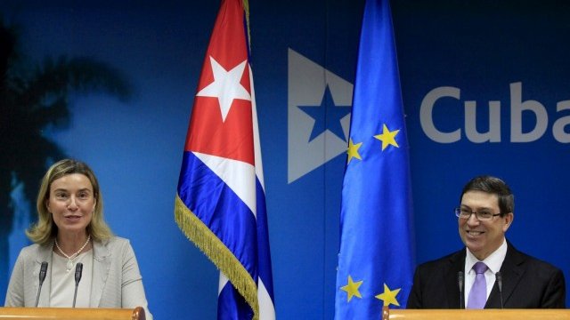 <p>
	Федерика Могерини и Бруно Родригес. <em>Снимка: Ройтерс</em></p>
