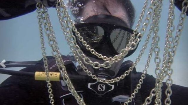 <p>
	Ловецът на съкровища Мел Фишър търсил отломките на галеона в продължение на 16 години. <em>Снимка: Guernsey's</em></p>
